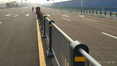 重庆道路隔离栏案例